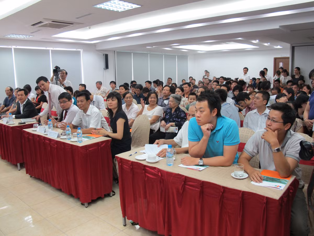 Khách hàng Hà Nội đến tham dự lễ chào bán căn hộ thông minh ở Hà Nội