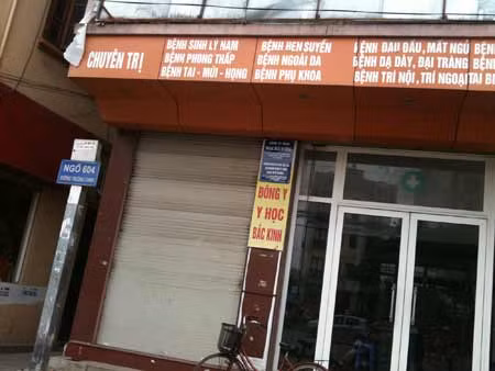 Phòng khám Việt Y đường đã xóa biển lớn và cửa mở hờ.