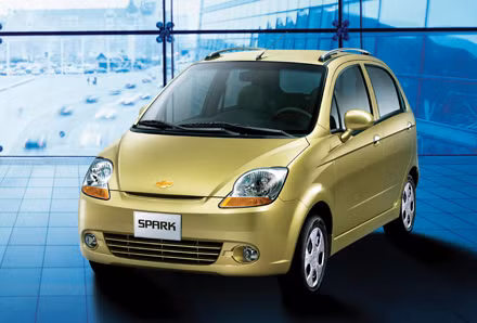 4. Chevrolet Spark do liên doanh Vidamco - GM Hàn Quốc sản xuất và phân phối, với 4 phiên bản, trong đó có một bản xe van (xe tải mui kín), lựa chọn số sàn và số tự động 4 cấp. Giá bán xe Spark là từ 213 triệu đến 334 triệu đồng/chiếc. 4. Chevrolet Spark do liên doanh Vidamco - GM Hàn Quốc sản xuất và phân phối, với 4 phiên bản, trong đó có một bản xe van (xe tải mui kín), lựa chọn số sàn và số tự động 4 cấp. Giá bán xe Spark là từ 213 triệu đến 334 triệu đồng/chiếc.