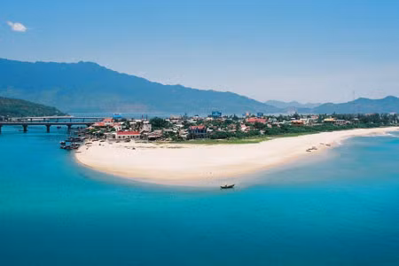 Lăng Cô nằm trên tuyến du lịch Bắc-Nam, cách thành phố Đà Nẵng 30 km và thành phố Huế 70 km