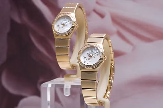 Số carat kim cương đính trên sản phẩm: 0,54 Đây là món đồ trang sức rẻ nhất trong bộ sưu tập này, giá 22.000 USD. Bao quanh mặt đồng hồ là 144 viên kim cương cỡ nhỏ. Số carat kim cương đính trên sản phẩm: 0,54 Đây là món đồ trang sức rẻ nhất trong bộ sưu tập này, giá 22.000 USD. Bao quanh mặt đồng hồ là 144 viên kim cương cỡ nhỏ.