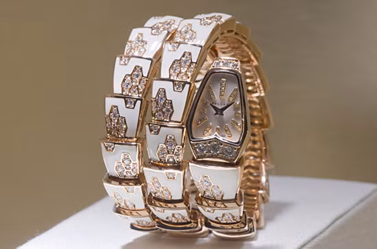 Số carat kim cương đính trên sản phẩm 24,2, giá 76.000 USD. Được mệnh danh là thứ mà nữ hoàng Ai Cập Cleopatra sẽ đeo trên tay, chiếc đồng hồ với thiết kế cầu kỳ này của Bvlgari trông giống như một con rắn quấn quanh cổ tay của người đeo. Nguyên liệu của chiếc đồng hồ này ngoài những thứ cần có, còn là kim cương, ngọc... Số carat kim cương đính trên sản phẩm 24,2, giá 76.000 USD. Được mệnh danh là thứ mà nữ hoàng Ai Cập Cleopatra sẽ đeo trên tay, chiếc đồng hồ với thiết kế cầu kỳ này của Bvlgari trông giống như một con rắn quấn quanh cổ tay của người đeo. Nguyên liệu của chiếc đồng hồ này ngoài những thứ cần có, còn là kim cương, ngọc...