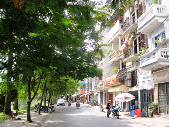 Cứ đến chiều tối, các nhà hàng ở phố Trấn Vũ lại cử một đội quân xuống phố "săn" khách.