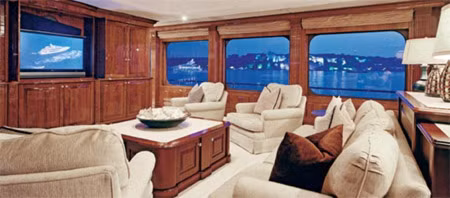 Những chiếc ghế là sản phẩm của hãng nội thất cao cấp Rainbow Furniture.