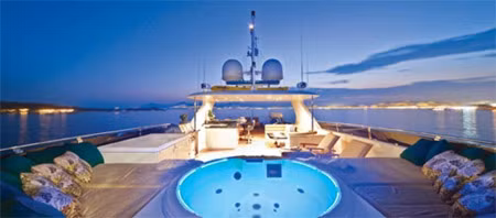 Bể sục jacuzzi phát sáng vào ban đêm.