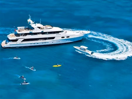 Theo trang Business Insider, “One More Toy” được gắn cờ của Cayman Islands, có chiều dài gần 50m, vận tốc trung bình 14 hải lý/h, vận tốc tối đa là 20 hải lý/h. Nếu mua du thuyền này, khách sẽ được “khuyến mại” thêm 4 chiếc cano lướt sóng Yamaha.