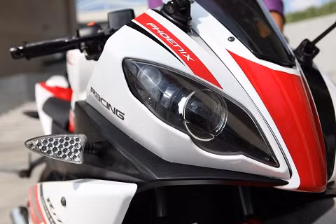 Phoenix R175 được bán tại chuỗi cửa hàng chuyên doanh xe phân khối Motorrock với giá 68,8 triệu đồng với ba màu vàng – đen, đỏ và đen tuyền. Trong khi đó, phiên bản Phoenix R125 và R250 được tung ra thị trường với giá bán lần lượt là 52,59 triệu đồng và 85,99 triệu đồng. Phoenix R175 được bán tại chuỗi cửa hàng chuyên doanh xe phân khối Motorrock với giá 68,8 triệu đồng với ba màu vàng – đen, đỏ và đen tuyền. Trong khi đó, phiên bản Phoenix R125 và R250 được tung ra thị trường với giá bán lần lượt là 52,59 triệu đồng và 85,99 triệu đồng.