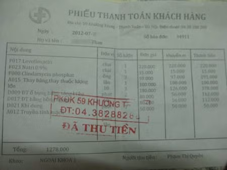 Anh Thao giữ lại một hóa đơn điều trị ngày ít tiền nhất để vợ anh khỏi xót tiền. Ảnh P.T Anh Thao giữ lại một hóa đơn điều trị ngày ít tiền nhất để vợ anh khỏi xót tiền. Ảnh P.T
