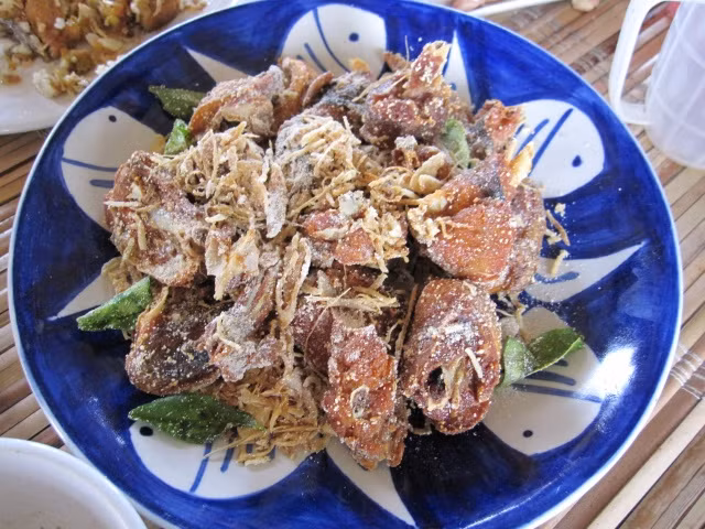 Con người mang chế biến gà lôi thành các món ăn như loài gà nuôi bình thường