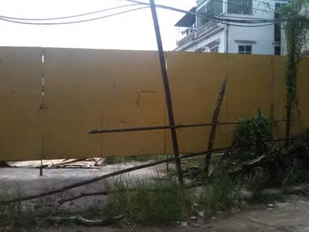 Dự án 409 Lĩnh Nam đóng cửa ngừng thi công hơn 1 năm nay. Ảnh P.T