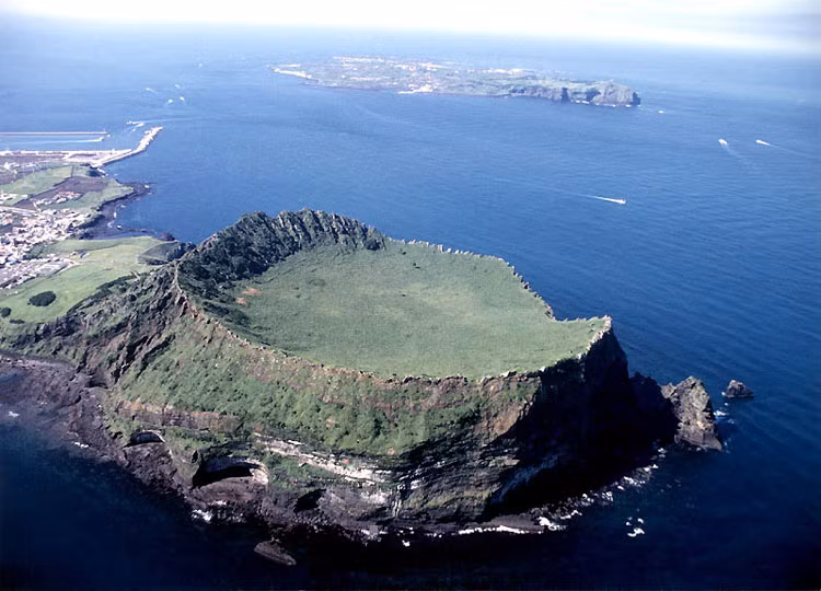 Trái ngược với Seoul nhộn nhịp, tấp nập người và xe, nhà cao tầng san sát, Jeju lắng đọng và êm đềm, xứng đánh với danh hiệu “hòn đảo của hòa bình”.