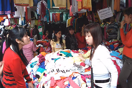 Chợ Ngã Tư Sở luôn được mệnh danh là chợ chửi bới, bất cứ khách hàng nào đến đây đều có thể bị chủ hàng chửi thậm tệ.