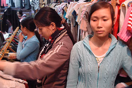 Chợ hàng thùng Đông Tác, Đống Đa, Hà Nội cũng là nơi khách dễ bị chửi