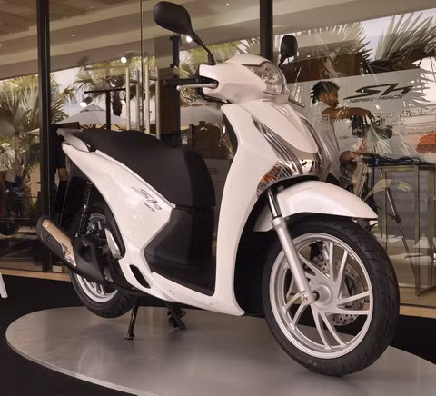 Ngày 29/7, mẫu Honda SH 2012 mới được bán chính thức tại các đại lý ủy nhiệm (HEAD) tuy nhiên ngay từ trước đó, nhiều đại lý đã bán hết hàng với giá cao hơn giá đề xuất của công ty Honda từ 6-10 triệu đồng/chiếc. Ngày 29/7, mẫu Honda SH 2012 mới được bán chính thức tại các đại lý ủy nhiệm (HEAD) tuy nhiên ngay từ trước đó, nhiều đại lý đã bán hết hàng với giá cao hơn giá đề xuất của công ty Honda từ 6-10 triệu đồng/chiếc.