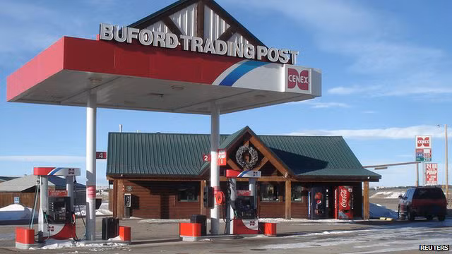 Trading Post, trung tâm kinh doanh của cả thị trấn, cũng là điểm dừng chân duy nhất dành cho khách qua đường.