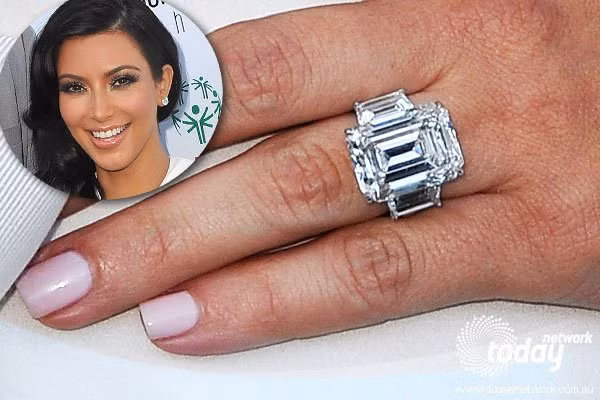 Chiếc nhẫn đính hôn bằng kim cương 20-Carat trị giá 2 triệu đô la của Kim Kardashian. Chiếc nhẫn đính hôn bằng kim cương 20-Carat trị giá 2 triệu đô la của Kim Kardashian.