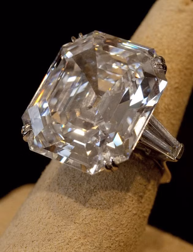Viên kim cương 33,19 carat này được đặt tên Elizabeth Taylor là một món quà khác mà Richard Burton tặng Liz. Chiếc nhẫn này đã được bán với giá 8.8 triệu đô la sau một cuộc đấu giá tại New York tháng 12/2011. Viên kim cương 33,19 carat này được đặt tên Elizabeth Taylor là một món quà khác mà Richard Burton tặng Liz. Chiếc nhẫn này đã được bán với giá 8.8 triệu đô la sau một cuộc đấu giá tại New York tháng 12/2011.