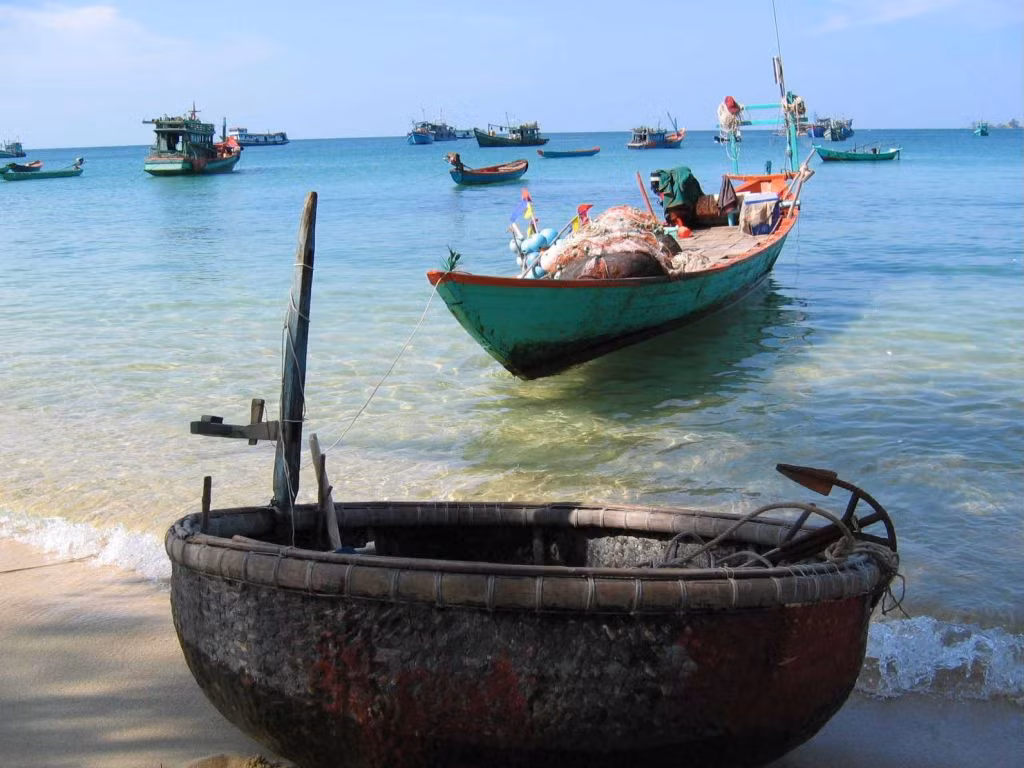Du khách có thể cùng thả mình với biển bằng việc đi câu cá