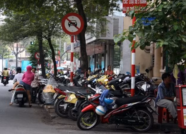 Tại Hà Nội đã từng xảy ra nhiều vụ khách hàng bị mất trộm xe máy khi vào nhà hàng ăn uống, tuy nhiên những vụ được nhà hàng bồi thường lại chỉ đếm trên đầu ngón tay. Nhiều khách hàng đã bị mất trắng tài sản vì giữa khách và nhân viên nhà hàng chỉ có thỏa thuận miệng “trông giữ xe”.