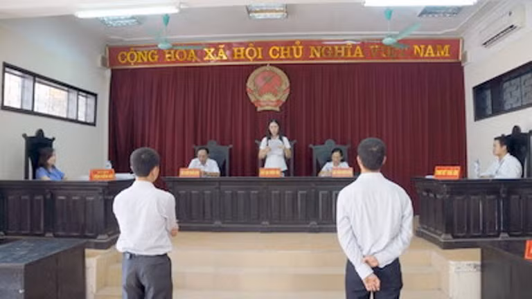 Tháng 5/2012, phiên tòa sơ thẩm xét xử vụ kiện mất xe PS giữa khách hàng Vũ Song Toàn và nhà hàng My Way (24T2 Trung Hòa - Nhân Chính, Hà Nội) được đông đảo dư luận quan tâm. Vụ việc gây tranh cãi hơn 1 năm qua khi phía nhà hàng My Way “phớt lờ” trách nhiệm của mình, buộc anh Toàn phải khởi kiện ra Tòa án nhân dân quận Cầu Giấy.