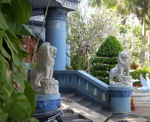 Khu du lịch, biệt thự, công ty của nữ đại gia Diệu Hiền đều có những cặp sư tử đá. Theo phong thủy, sư tử có thể giải trừ được rủi ro, có tác dụng tăng thêm uy phong cho gia chủ. Khu du lịch, biệt thự, công ty của nữ đại gia Diệu Hiền đều có những cặp sư tử đá. Theo phong thủy, sư tử có thể giải trừ được rủi ro, có tác dụng tăng thêm uy phong cho gia chủ.