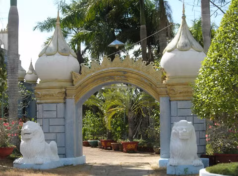 Đôi sư tử đá có mặt ở nhiều công trình mà nữ đại gia thủy sản làm chủ đầu tư. Đôi sư tử đá có mặt ở nhiều công trình mà nữ đại gia thủy sản làm chủ đầu tư.