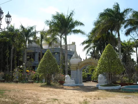 Căn biệt thự trong khu du lịch của bà Hiền đang cho người thân ở nhìn từ bên ngoài. Căn biệt thự trong khu du lịch của bà Hiền đang cho người thân ở nhìn từ bên ngoài.