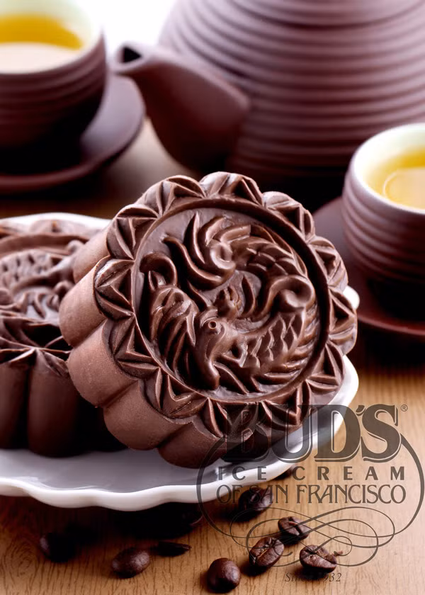 Được thưởng thức mùi vị của chiếc bánh Trung thu… sô cô la, vani, trà xanh hay coffee mát lạnh quả là không thể nào đặc biệt hơn.