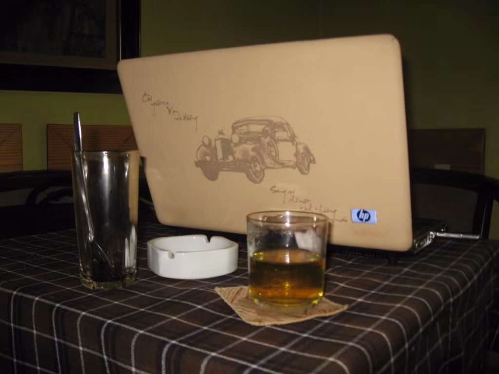 Không chỉ ở những quán cà phê sang trọng khách được miễn phí trà đá và chỉ cần khi cốc nước của khách vơi, không cần gọi nhân viên cũng tự ý châm thêm nước.