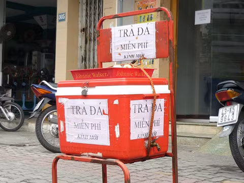 Ở Sài Gòn người ta dễ bắt gặp những bình trà đá ven đường dành cho khách như thế này.