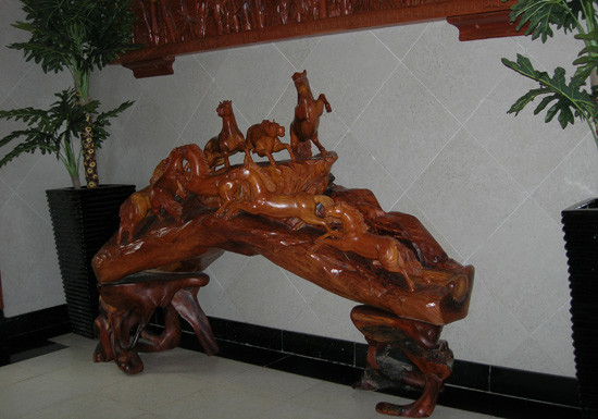 Những con ngựa bằng gỗ trong nhà nữ đại gia. Những con ngựa bằng gỗ trong nhà nữ đại gia.