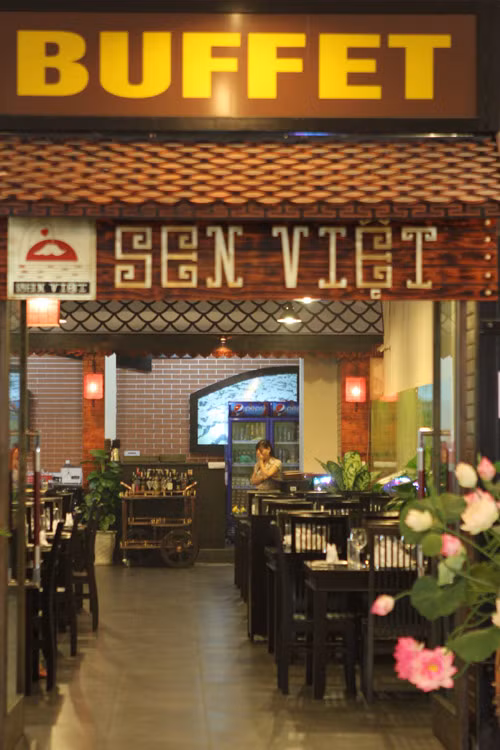 Người quản lý của nhà hàng đã đứng ra nhận lỗi nhưng lại không thừa nhận nhân viên của mình hành hung khách mà chỉ lập lờ "khách hàng hành hung khách hàng".