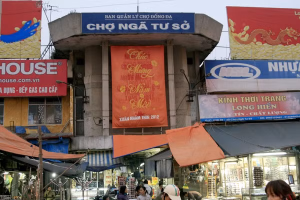 Trả lời trên báo Thanh Niên, ông Nguyễn Đức Hải, Phó ban quản lý (BQL) chợ Ngã Tư Sở thừa nhận, những năm trước, chuyện mắng chửi khách xảy ra thường xuyên. Gần đây, hiện tượng này có giảm, nhưng vẫn có những trường hợp BQL phải đứng ra giải quyết. Thậm chí, có vụ hành hung khách, công an phải vào cuộc.