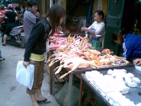 Thịt gà và thịt bò vẫn bán giá Tết, tăng khoảng 30% so với trước đó.