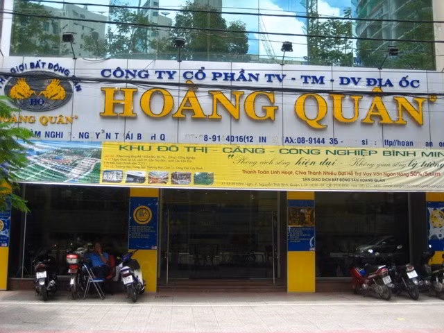 Tính đến cuối quý IV/2011 tiền và các khoản tương đương tiền của Hoàng Quân (HQC) chỉ còn hơn 11 tỷ đồng, trong khi nợ ngắn hạn khổng lồ 1.790 tỷ đồng (trong đó có 661 tỷ đồng người mua trả trước). Tính đến cuối quý IV/2011 tiền và các khoản tương đương tiền của Hoàng Quân (HQC) chỉ còn hơn 11 tỷ đồng, trong khi nợ ngắn hạn khổng lồ 1.790 tỷ đồng (trong đó có 661 tỷ đồng người mua trả trước).