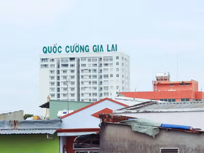 Theo bà, công ty sẽ bán sỉ các dự án chung cư QCGL II, Giai Việt, Trung Nghĩa…, chấp nhận thiệt đôi chút để có tiền trả được nợ. "Riêng những khoản nợ hàng trăm tỷ đồng cho thủy điện, cao su, chúng tôi không lo. Bởi lẽ, các khoản vay này là vay dài hạn và nguồn thu từ các dự án thủy điện, cao su sẽ đủ đảm bảo trả lãi và nợ gốc", bà Loan cho biết. Theo bà, công ty sẽ bán sỉ các dự án chung cư QCGL II, Giai Việt, Trung Nghĩa…, chấp nhận thiệt đôi chút để có tiền trả được nợ. "Riêng những khoản nợ hàng trăm tỷ đồng cho thủy điện, cao su, chúng tôi không lo. Bởi lẽ, các khoản vay này là vay dài hạn và nguồn thu từ các dự án thủy điện, cao su sẽ đủ đảm bảo trả lãi và nợ gốc", bà Loan cho biết.