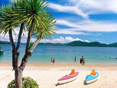 Dưới ánh nắng mặt trời nhiệt đới, màu xanh của những triền núi nhấp nhô trên bờ, của các hòn đảo hòa cùng màu biển biếc, như tôn thêm vẻ quyến rũ của những dải cát vàng dạt dào sóng trắng. Dưới ánh nắng mặt trời nhiệt đới, màu xanh của những triền núi nhấp nhô trên bờ, của các hòn đảo hòa cùng màu biển biếc, như tôn thêm vẻ quyến rũ của những dải cát vàng dạt dào sóng trắng.