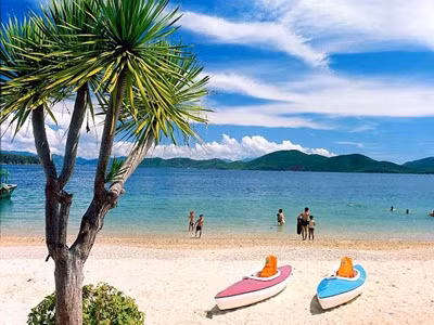 Dưới ánh nắng mặt trời nhiệt đới, màu xanh của những triền núi nhấp nhô trên bờ, của các hòn đảo hòa cùng màu biển biếc, như tôn thêm vẻ quyến rũ của những dải cát vàng dạt dào sóng trắng. Dưới ánh nắng mặt trời nhiệt đới, màu xanh của những triền núi nhấp nhô trên bờ, của các hòn đảo hòa cùng màu biển biếc, như tôn thêm vẻ quyến rũ của những dải cát vàng dạt dào sóng trắng.