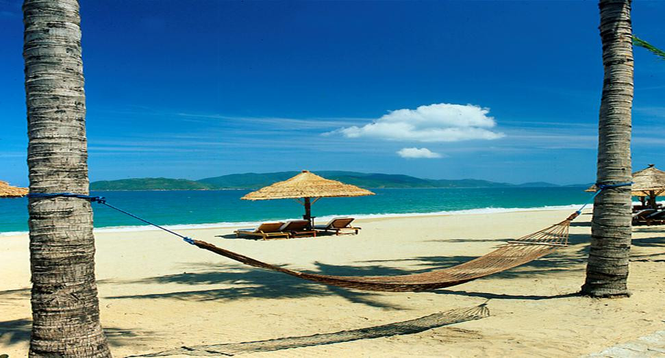 Trong vịnh Nha Trang có gần mười đảo yến, hằng năm việc khai thác yến sào mang về hàng triệu USD cho tỉnh Khánh Hòa. Trong vịnh Nha Trang có gần mười đảo yến, hằng năm việc khai thác yến sào mang về hàng triệu USD cho tỉnh Khánh Hòa.
