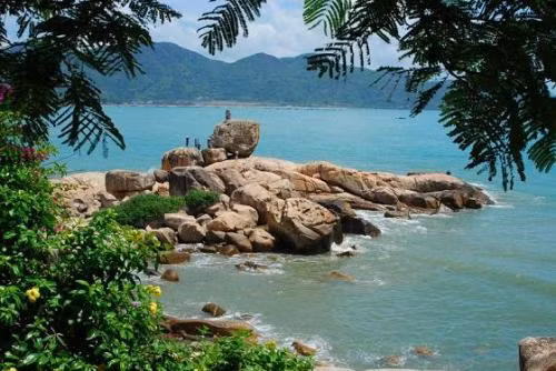 Hòn Chồng-Hòn Vợ: là những quần thể đá lớn với đủ loại hình thù, xếp chồng lên nhau chạy từ bờ cao xuống biển Hòn Chồng-Hòn Vợ: là những quần thể đá lớn với đủ loại hình thù, xếp chồng lên nhau chạy từ bờ cao xuống biển