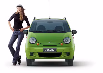 1. Matiz – nhỏ nhắn nhưng là một chiếc xe đột phá dành cho gia đình. Chiếc xe của GM lần đầu xuất hiện tại thị trường Việt Nam đã mang lại doanh số kỷ lục. Thói quen đi lại của người Việt Nam đã thay đổi từ những chiếc scooter đắt tiền sang dòng xe hơi gọn gàng, an toàn, linh hoạt, tiện nghi hơn... Hiệnnhà cung cấp đã ngừng bán dòng xe này nhưng trên thị trường nó vẫn được chào bán với giá khoảng 290 triệu đồng/chiếc. 1. Matiz – nhỏ nhắn nhưng là một chiếc xe đột phá dành cho gia đình. Chiếc xe của GM lần đầu xuất hiện tại thị trường Việt Nam đã mang lại doanh số kỷ lục. Thói quen đi lại của người Việt Nam đã thay đổi từ những chiếc scooter đắt tiền sang dòng xe hơi gọn gàng, an toàn, linh hoạt, tiện nghi hơn... Hiệnnhà cung cấp đã ngừng bán dòng xe này nhưng trên thị trường nó vẫn được chào bán với giá khoảng 290 triệu đồng/chiếc.