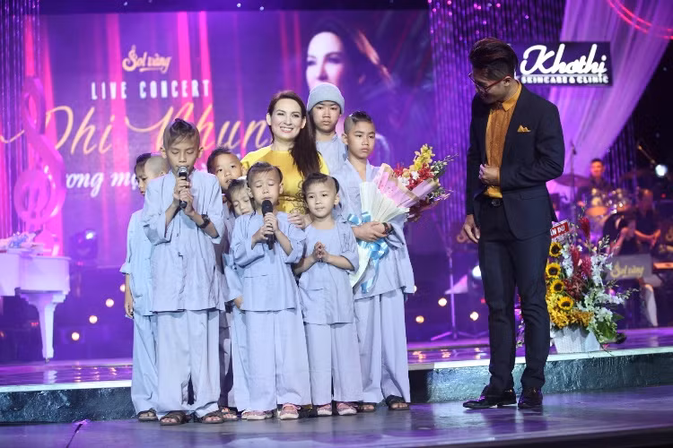 Cuối chương trình, Phi Nhung đã thật sự hạnh phúc khi các con nuôi của chị lên sân khấu hát tặng ca khúc Lời ru cho con đầy xúc động.