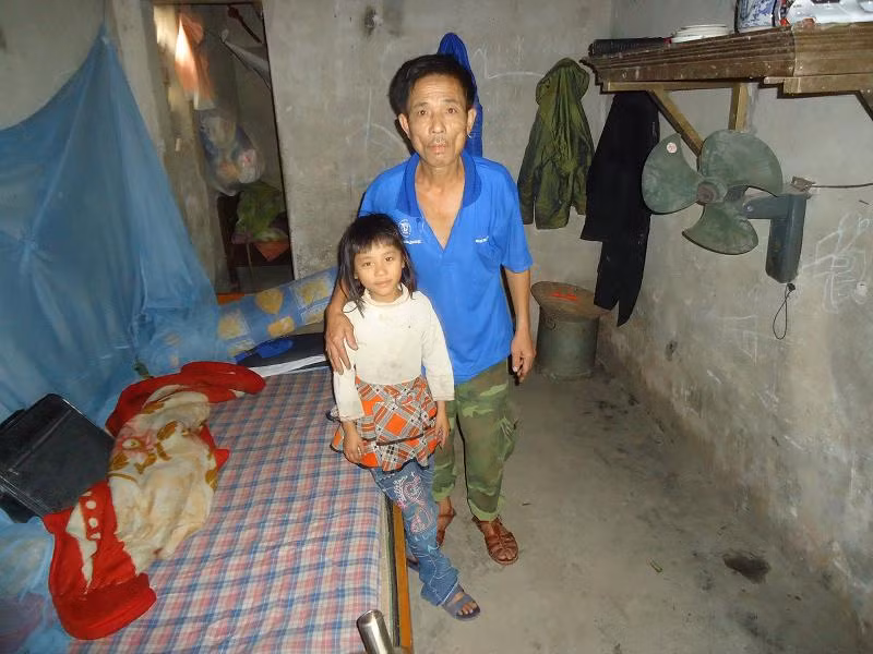 Hai bố con anh Bảy trong căn nhà nhỏ xíu