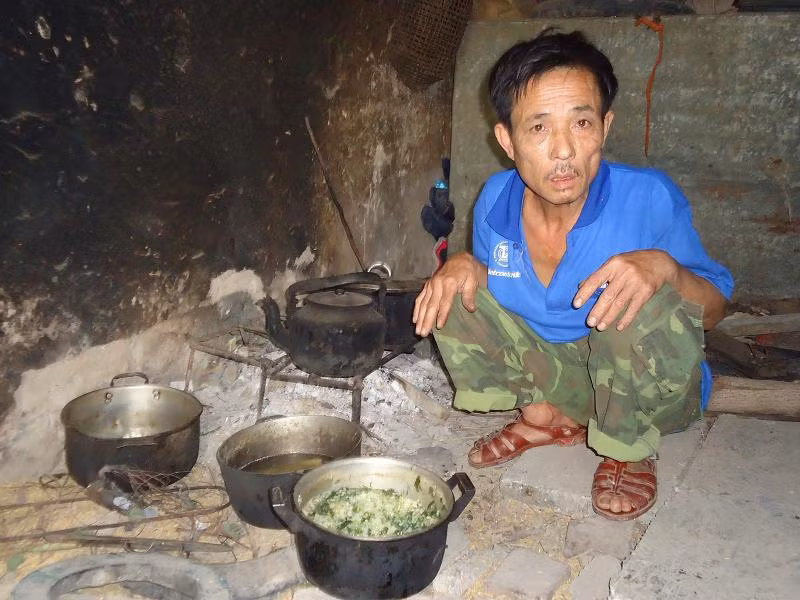 Bữa trưa của 3 cha con anh Bảy chỉ có nồi cháo