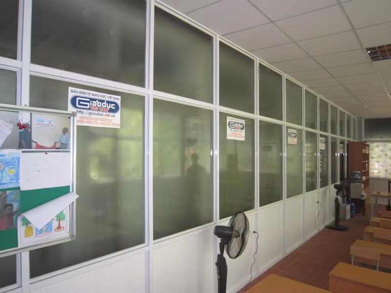 Phòng học không chỉ có điều hòa mà còn có thêm cả quạt cây Phòng học không chỉ có điều hòa mà còn có thêm cả quạt cây