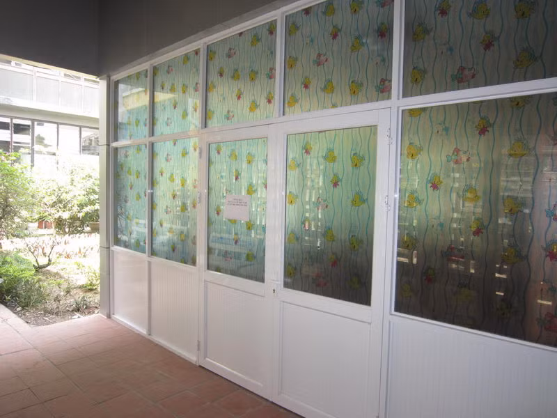 Phòng học mới được lắp đặt bên dưới phần mái che do Công ty BĐS Hồng Ngân tài trợ Phòng học mới được lắp đặt bên dưới phần mái che do Công ty BĐS Hồng Ngân tài trợ