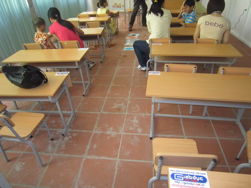 Các tình nguyện viên giúp các em chuẩn bị cho buổi học Các tình nguyện viên giúp các em chuẩn bị cho buổi học