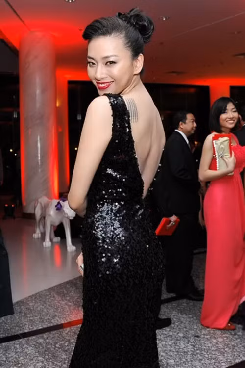 Ngô Thanh Vân có hình xăm cũng như vị trí xăm hình rất giống nữ minh tinh Angelina Jolie