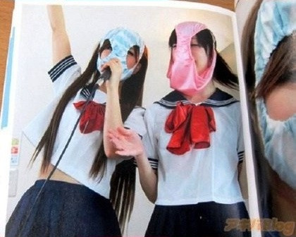 Nữ sinh Nhật Bản trong bộ đồng phục đáng yêu và .. đôi quần lót trên đầu Nữ sinh Nhật Bản trong bộ đồng phục đáng yêu và .. đôi quần lót trên đầu