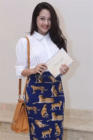 Bảo Anh xây dựng cho mình phong cách diện đồ kín đáo, nhẹ nhàng nhưng cực kỳ quyến rũ. Bảo Anh xây dựng cho mình phong cách diện đồ kín đáo, nhẹ nhàng nhưng cực kỳ quyến rũ.